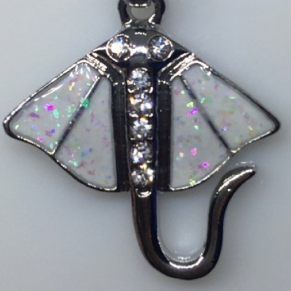 S925 ABALONE SHELL W/Crystals Eyes On A Stingray Pendant W/ A S925 Necklace - Picture 6 of 6
